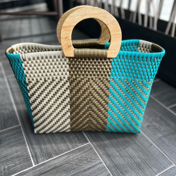 Such a beautiful mix of colors. An elegant and sophisticated handmade tote. - Picture 8 of 10